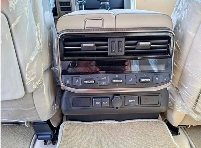 Новый Toyota Land Cruiser 300 Series, 3.3 л, 2023 в Дубае от Mohamed Hakim Motors Красный цвет. GCC | AUTO.AE