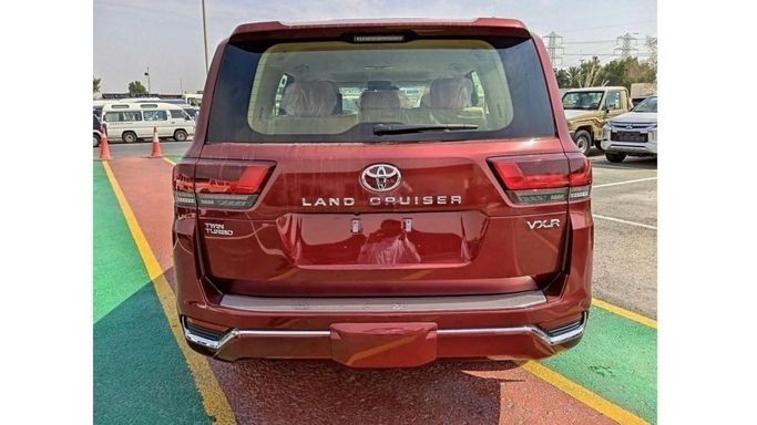 Новый Toyota Land Cruiser 300 Series, 3.3 л, 2023 в Дубае от Mohamed Hakim Motors Красный цвет. GCC | AUTO.AE