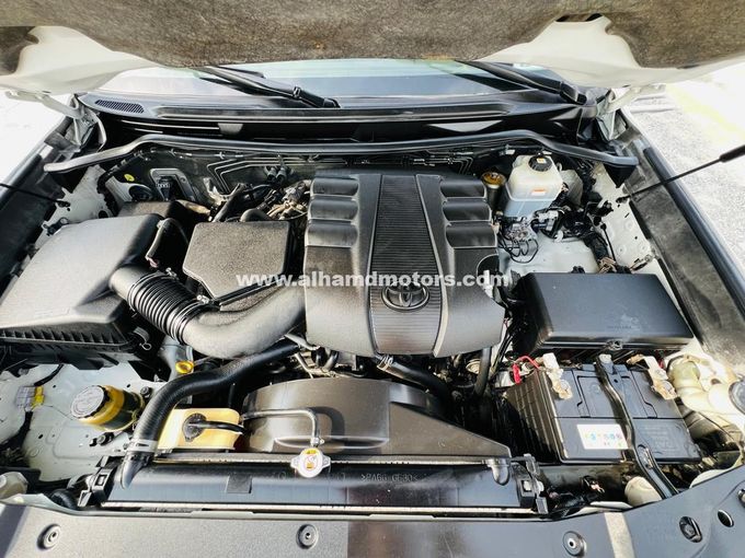 Подержанный Toyota Land Cruiser 200 Series Рестайлинг 2, 4.0 л, 2017 в Дубае от Alhamd Motors Белый цвет. GCC | AUTO.AE