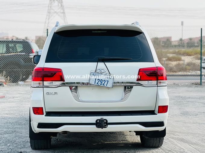 Подержанный Toyota Land Cruiser 200 Series Рестайлинг 2, 4.0 л, 2017 в Дубае от Alhamd Motors Белый цвет. GCC | AUTO.AE