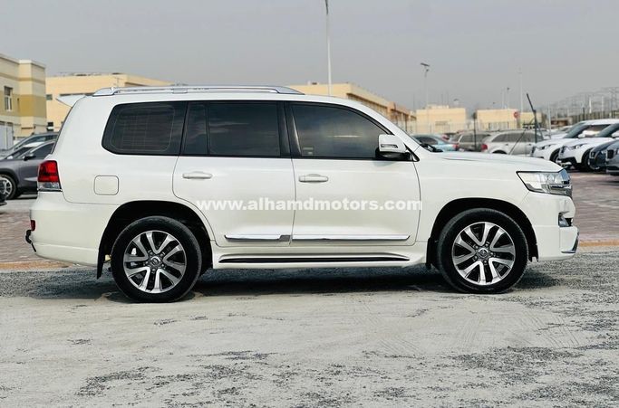 Подержанный Toyota Land Cruiser 200 Series Рестайлинг 2, 4.0 л, 2017 в Дубае от Alhamd Motors Белый цвет. GCC | AUTO.AE