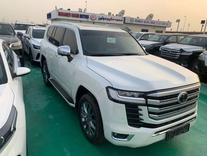 Новый Toyota Land Cruiser 300 Series, 4.0 л, 2023 в Дубае от Mohamed Hakim Motors Белый цвет. GCC | AUTO.AE