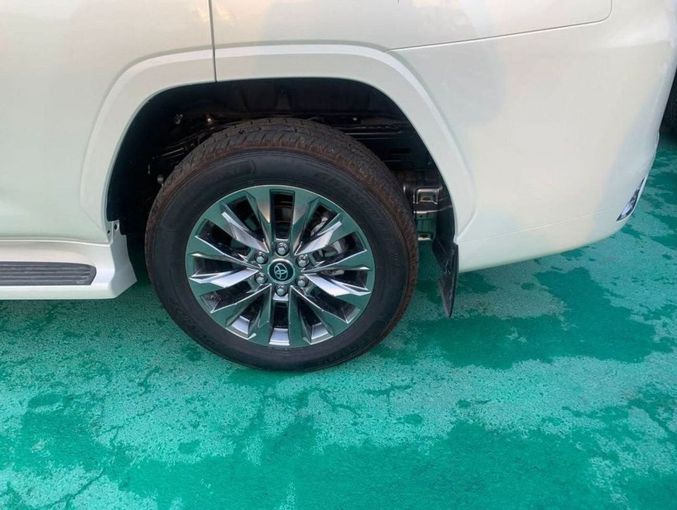 Новый Toyota Land Cruiser 300 Series, 4.0 л, 2023 в Дубае от Mohamed Hakim Motors Белый цвет. GCC | AUTO.AE