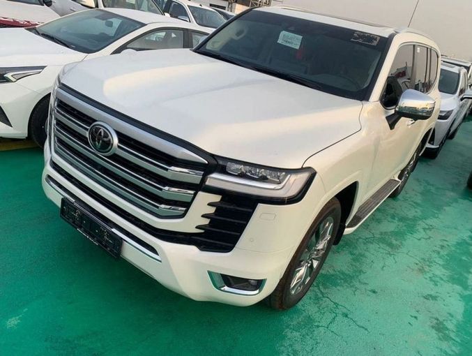 Новый Toyota Land Cruiser 300 Series, 4.0 л, 2023 в Дубае от Mohamed Hakim Motors Белый цвет. GCC | AUTO.AE
