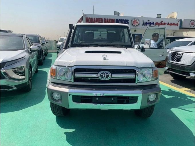Новый Toyota Land Cruiser 70 Series Рестайлинг 2, 4.5 л, 2023 в Дубае от Mohamed Hakim Motors Белый цвет. GCC | AUTO.AE