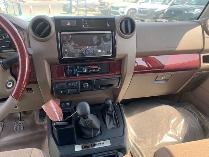 Новый Toyota Land Cruiser 70 Series Рестайлинг 2, 4.5 л, 2023 в Дубае от Mohamed Hakim Motors Белый цвет. GCC | AUTO.AE