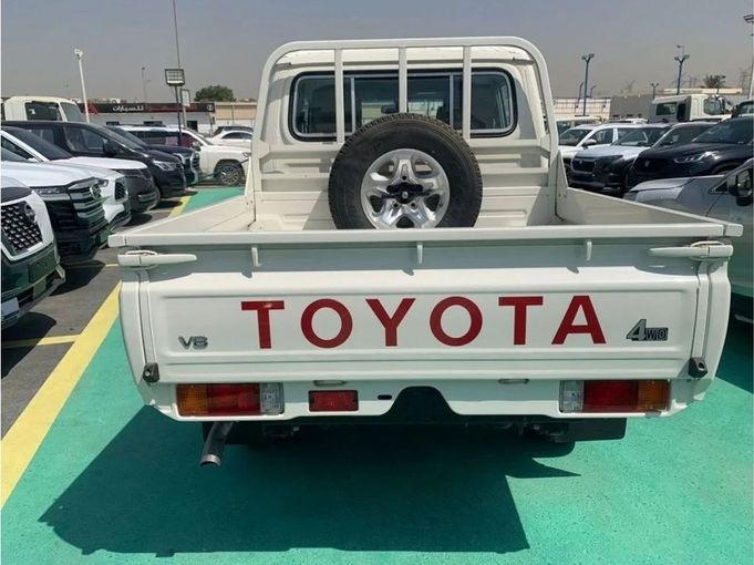 Новый Toyota Land Cruiser 70 Series Рестайлинг 2, 4.5 л, 2023 в Дубае от Mohamed Hakim Motors Белый цвет. GCC | AUTO.AE
