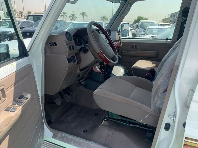 Новый Toyota Land Cruiser 70 Series Рестайлинг 2, 4.5 л, 2023 в Дубае от Mohamed Hakim Motors Белый цвет. GCC | AUTO.AE