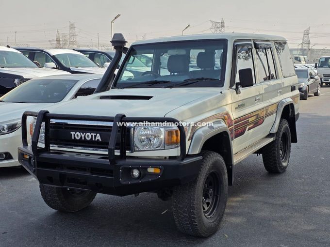 Подержанный Toyota Land Cruiser 70 Series Рестайлинг, 4.5 л, 2011 в Дубае от Alhamd Motors Белый цвет. Other | AUTO.AE