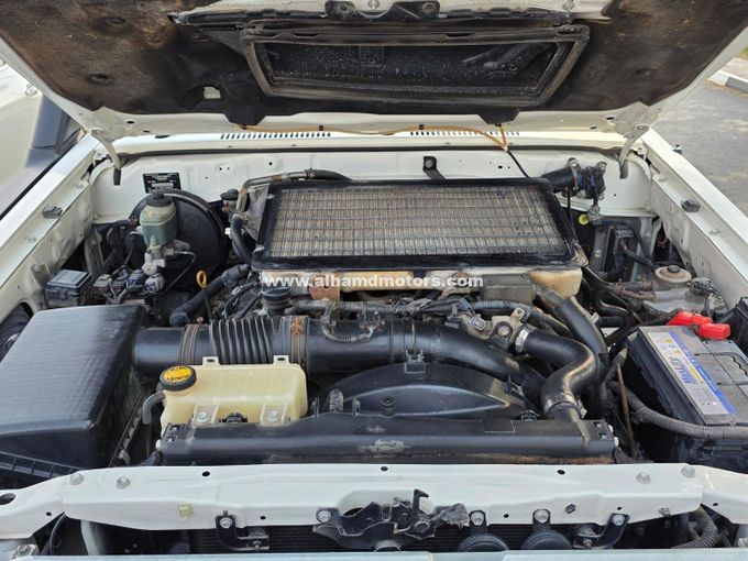 Подержанный Toyota Land Cruiser 70 Series Рестайлинг, 4.5 л, 2011 в Дубае от Alhamd Motors Белый цвет. Other | AUTO.AE