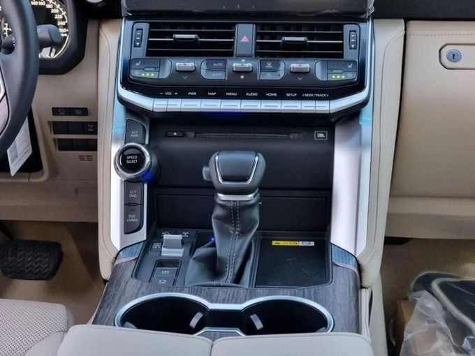 Новый Toyota Land Cruiser 70 Series Рестайлинг 2, 4.0 л, 2023 в Дубае от Mohamed Hakim Motors Золотистый цвет. GCC | AUTO.AE