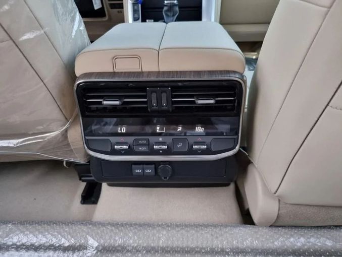 Новый Toyota Land Cruiser 70 Series Рестайлинг 2, 4.0 л, 2023 в Дубае от Mohamed Hakim Motors Золотистый цвет. GCC | AUTO.AE