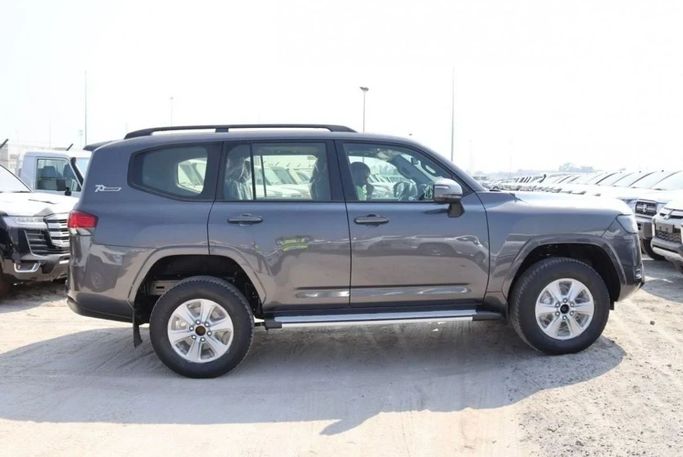 Новый Toyota Land Cruiser 300 Series, 4.0 л, 2023 в Дубае от Mohamed Hakim Motors Серый цвет. GCC | AUTO.AE