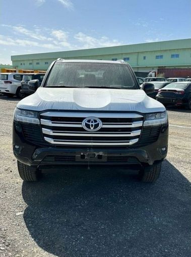 Новый Toyota Land Cruiser 300 Series, 3.4 л, 2023 в Дубае от Mohamed Hakim Motors Черный цвет. GCC | AUTO.AE