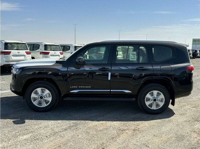 Новый Toyota Land Cruiser 300 Series, 3.4 л, 2023 в Дубае от Mohamed Hakim Motors Черный цвет. GCC | AUTO.AE