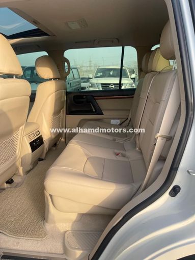 Used Toyota Land Cruiser 200 Series Facelift 2, 4.0 l, 2018 in Dubai by Alhamd Motors, White color. GCC Specs | AUTO.AE