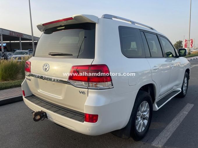 Used Toyota Land Cruiser 200 Series Facelift 2, 4.0 l, 2018 in Dubai by Alhamd Motors, White color. GCC Specs | AUTO.AE