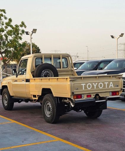 Новый Toyota Land Cruiser 70 Series Рестайлинг, 4.0 л, 2023 в Дубае от Mohamed Hakim Motors Бежевый цвет. GCC | AUTO.AE