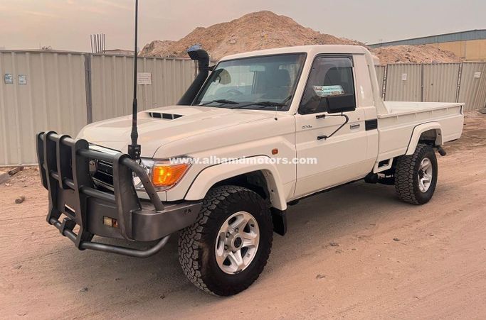 Подержанный Toyota Land Cruiser 70 Series Рестайлинг, 4.5 л, 2022 в Дубае от Alhamd Motors Белый цвет. Other | AUTO.AE