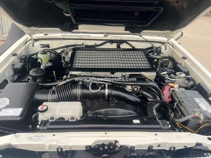 Подержанный Toyota Land Cruiser 70 Series Рестайлинг, 4.5 л, 2022 в Дубае от Alhamd Motors Белый цвет. Other | AUTO.AE