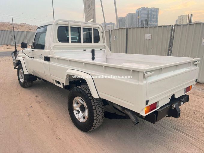 Подержанный Toyota Land Cruiser 70 Series Рестайлинг, 4.5 л, 2022 в Дубае от Alhamd Motors Белый цвет. Other | AUTO.AE