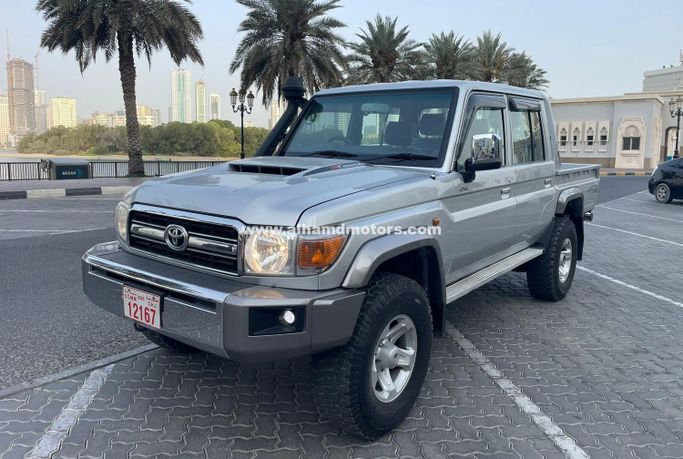 Подержанный Toyota Land Cruiser 70 Series Рестайлинг, 4.5 л, 2018 в Дубае от Alhamd Motors Серебристый цвет. Other | AUTO.AE