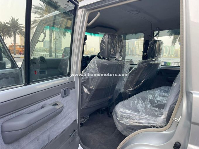 Подержанный Toyota Land Cruiser 70 Series Рестайлинг, 4.5 л, 2018 в Дубае от Alhamd Motors Серебристый цвет. Other | AUTO.AE