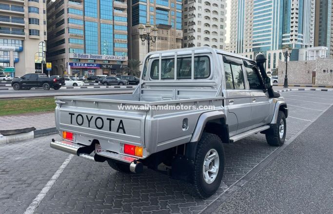 Подержанный Toyota Land Cruiser 70 Series Рестайлинг, 4.5 л, 2018 в Дубае от Alhamd Motors Серебристый цвет. Other | AUTO.AE