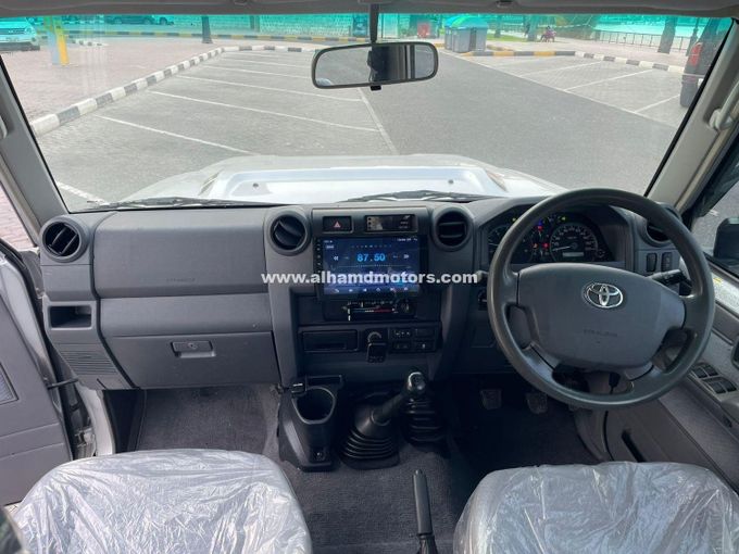 Подержанный Toyota Land Cruiser 70 Series Рестайлинг, 4.5 л, 2018 в Дубае от Alhamd Motors Серебристый цвет. Other | AUTO.AE