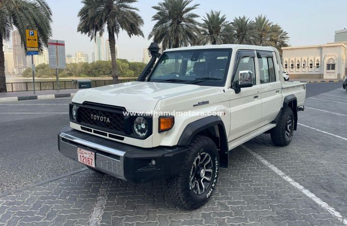 Подержанный Toyota Land Cruiser 70 Series Рестайлинг 2, 4.5 л, 2023 в Дубае от Alhamd Motors Белый цвет. Other | AUTO.AE