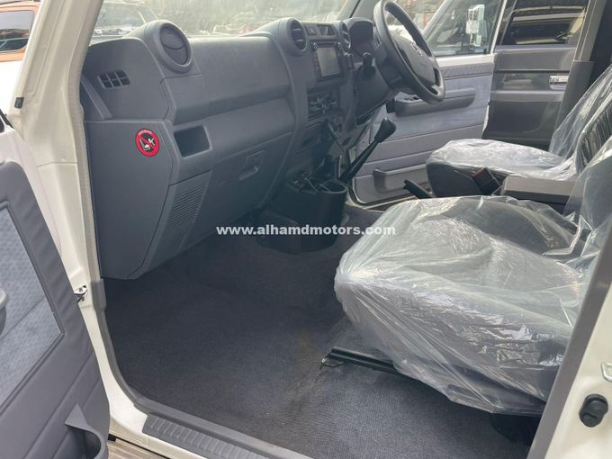 Подержанный Toyota Land Cruiser 70 Series Рестайлинг 2, 4.5 л, 2023 в Дубае от Alhamd Motors Белый цвет. Other | AUTO.AE