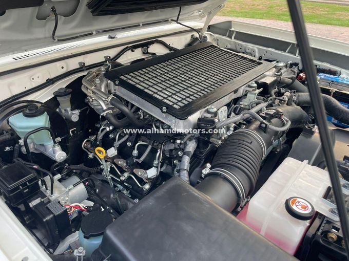 Подержанный Toyota Land Cruiser 70 Series Рестайлинг 2, 4.5 л, 2023 в Дубае от Alhamd Motors Белый цвет. Other | AUTO.AE