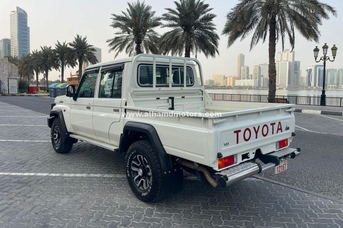 Подержанный Toyota Land Cruiser 70 Series Рестайлинг 2, 4.5 л, 2023 в Дубае от Alhamd Motors Белый цвет. Other | AUTO.AE