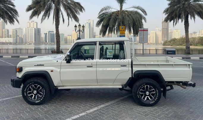 Подержанный Toyota Land Cruiser 70 Series Рестайлинг 2, 4.5 л, 2023 в Дубае от Alhamd Motors Белый цвет. Other | AUTO.AE