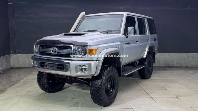 Подержанный Toyota Land Cruiser 70 Series Рестайлинг, 4.5 л, 2013 в Дубае от Alhamd Motors Серебристый цвет. Other | AUTO.AE