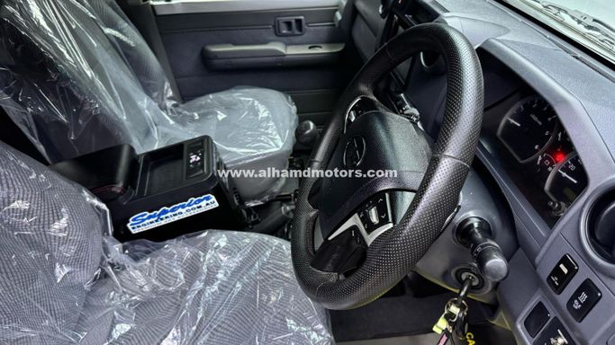 Подержанный Toyota Land Cruiser 70 Series Рестайлинг, 4.5 л, 2013 в Дубае от Alhamd Motors Серебристый цвет. Other | AUTO.AE