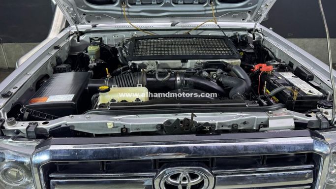 Подержанный Toyota Land Cruiser 70 Series Рестайлинг, 4.5 л, 2013 в Дубае от Alhamd Motors Серебристый цвет. Other | AUTO.AE