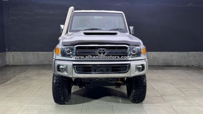 Подержанный Toyota Land Cruiser 70 Series Рестайлинг, 4.5 л, 2013 в Дубае от Alhamd Motors Серебристый цвет. Other | AUTO.AE
