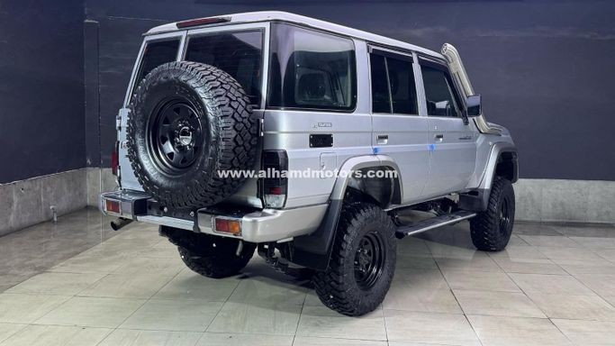 Подержанный Toyota Land Cruiser 70 Series Рестайлинг, 4.5 л, 2013 в Дубае от Alhamd Motors Серебристый цвет. Other | AUTO.AE