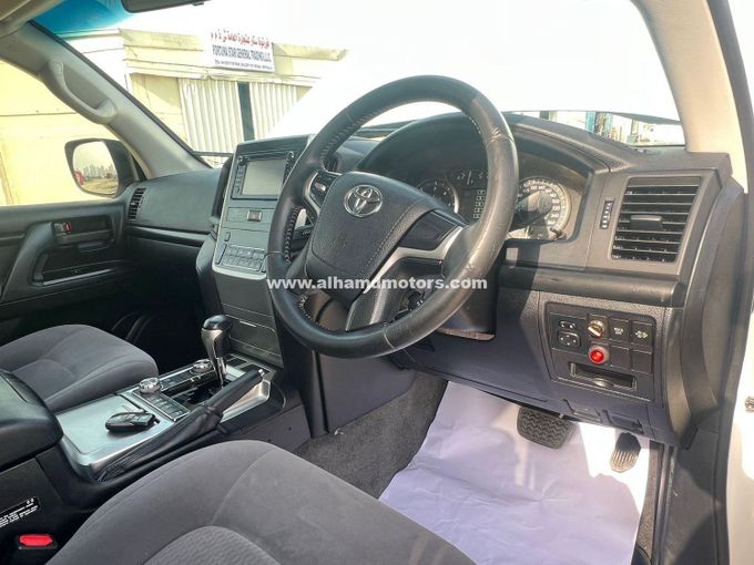 Used Toyota Land Cruiser 200 Series Facelift 2, 4.5 l, 2017 in Dubai by Alhamd Motors, White color. Other | AUTO.AE