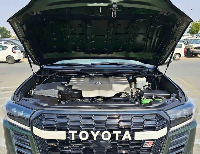 New Toyota Land Cruiser 200 Series Facelift 2, 4.6 l, 2015 in Dubai by SK Motors, Green color. GCC Specs | AUTO.AE