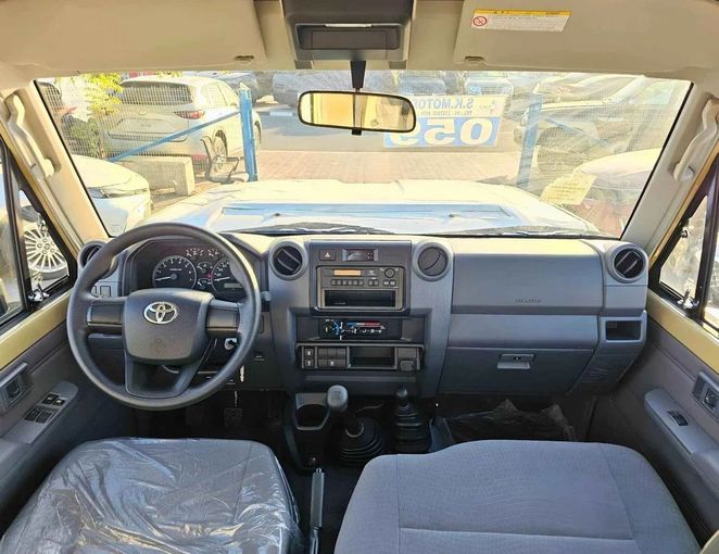 Новый Toyota Land Cruiser 70 Series Рестайлинг 2, 4.0 л, 2025 в Дубае от SK Motors Бежевый цвет. GCC | AUTO.AE