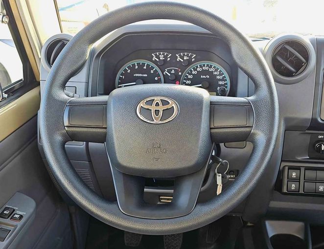 Новый Toyota Land Cruiser 70 Series Рестайлинг 2, 4.0 л, 2025 в Дубае от SK Motors Бежевый цвет. GCC | AUTO.AE