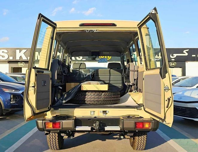 Новый Toyota Land Cruiser 70 Series Рестайлинг 2, 4.0 л, 2025 в Дубае от SK Motors Бежевый цвет. GCC | AUTO.AE