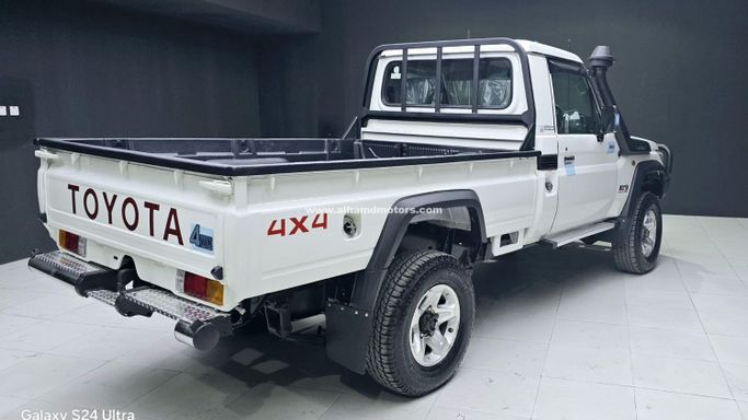 Used Toyota Land Cruiser 70 Series Facelift, 4.5 l, 2018 in Dubai by Alhamd Motors, White color. Other | AUTO.AE