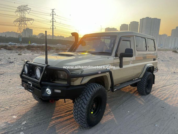 Подержанный Toyota Land Cruiser 70 Series Рестайлинг, 4.5 л, 2020 в Дубае от Alhamd Motors Бежевый цвет. Other | AUTO.AE