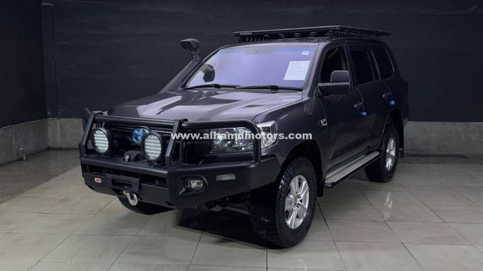 Подержанный Toyota Land Cruiser 70 Series Рестайлинг, 4.5 л, 2020 в Дубае от Alhamd Motors Серый цвет. Other | AUTO.AE