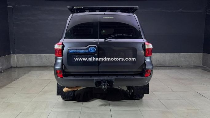 Подержанный Toyota Land Cruiser 70 Series Рестайлинг, 4.5 л, 2020 в Дубае от Alhamd Motors Серый цвет. Other | AUTO.AE