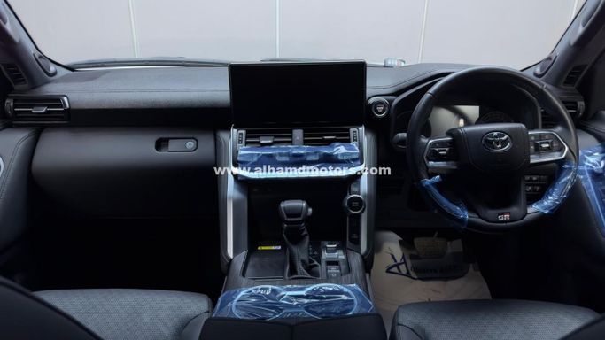 Подержанный Toyota Land Cruiser 300 Series, 3.3 л, 2022 в Дубае от Alhamd Motors Белый цвет. Other | AUTO.AE