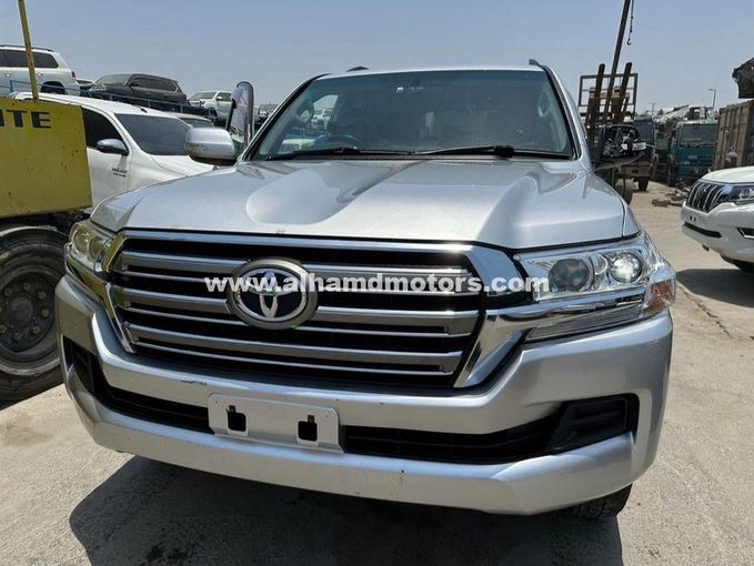 Подержанный Toyota Land Cruiser 200 Series Рестайлинг 2, 4.5 л, 2016 в Дубае от Alhamd Motors Серебристый цвет. Other | AUTO.AE